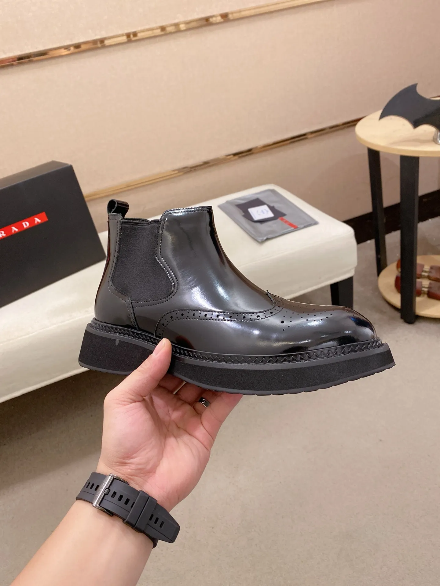 Factory price 760💰 Leather lining optional! 🍁🍁High-quality new PRADA counters are launched at the same time. The new men's shoes and 😘fabric are selected from imported lacquered first-layer cowhide and imported cowhide lining. 👍🏿 High-end ☄️ air-cushion molded anti-slip rubber outsole, exquisite lines, simple and elegant, comfortable and high-end for leisure travel. Code number: 38 to 45